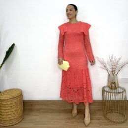 Vestido encaje solapa hombros coral