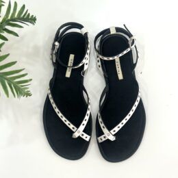 Sandalia cruzada tachas blanca