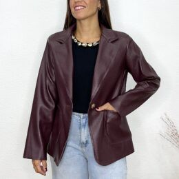 Chaqueta bolsillos efecto piel burdeos