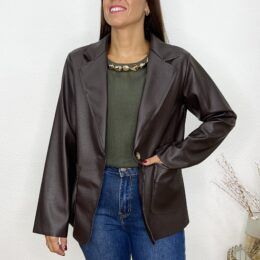 Chaqueta bolsillos efecto piel marrón