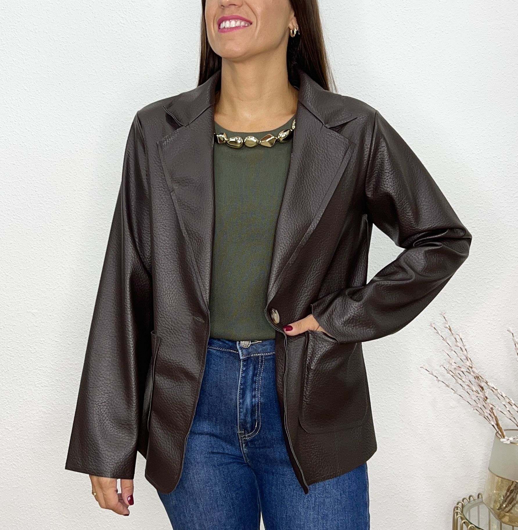 Chaqueta bolsillos efecto piel marrón