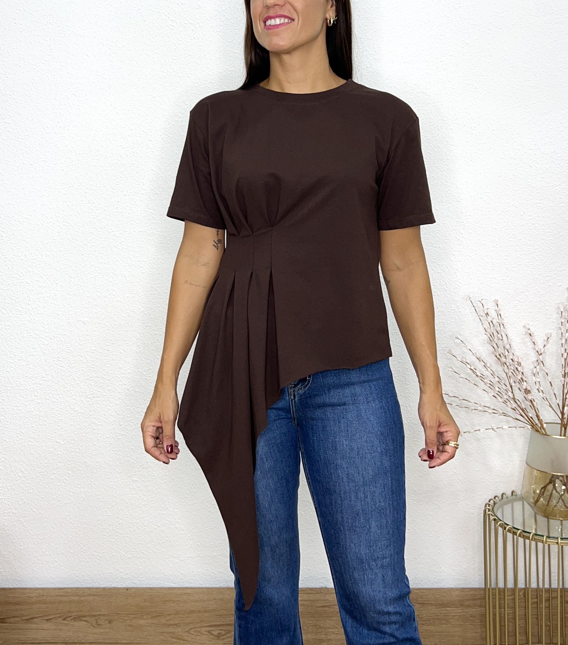Camiseta asimétrica pico marrón - Imagen 2