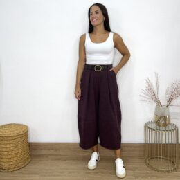 Pantalón barrel cinturón berenjena