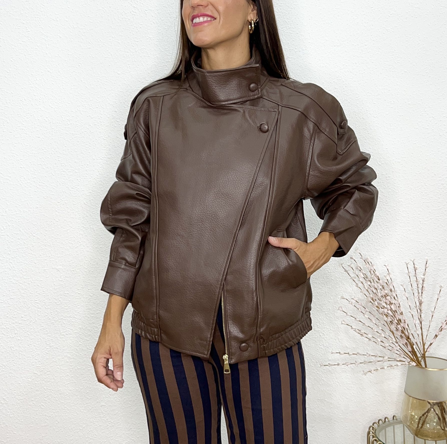 Cazadora efecto piel cruzada oversize marrón