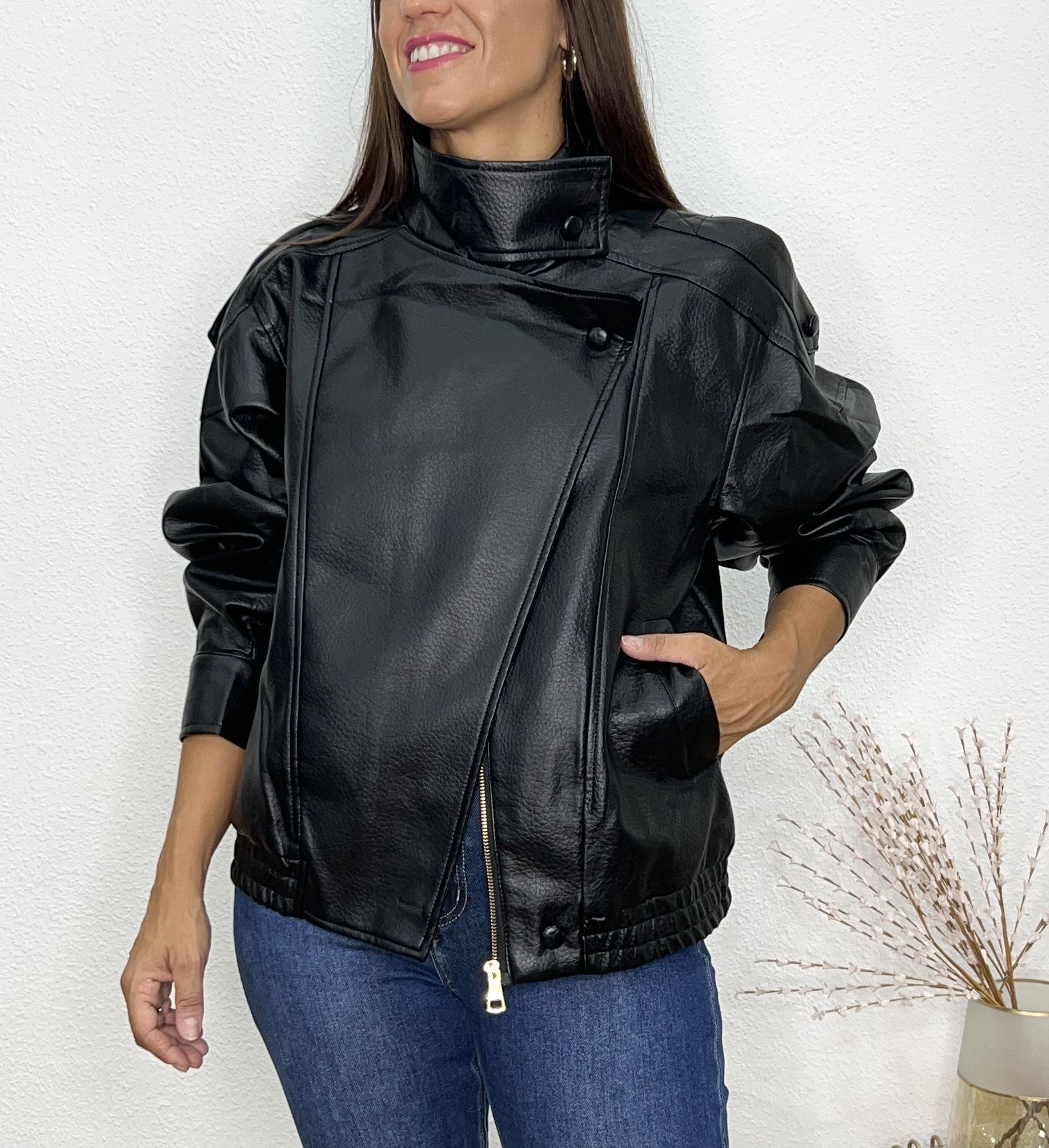 Cazadora efecto piel cruzada oversize negra - Imagen 5