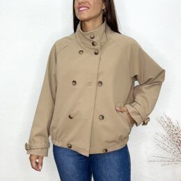Chaqueta cruzada elástico bajo camel