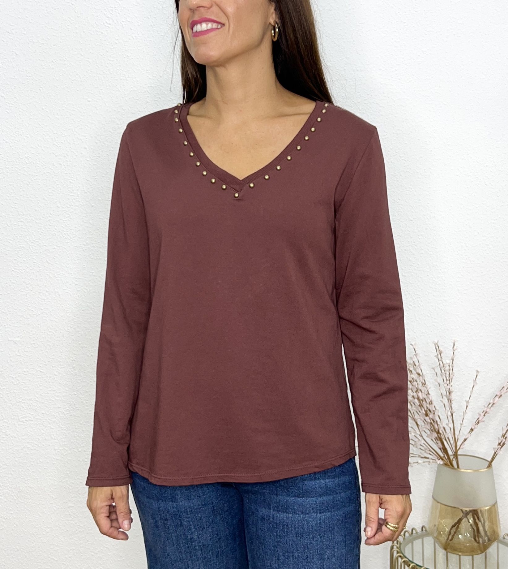 Camiseta escote pico tachas teja - Imagen 2