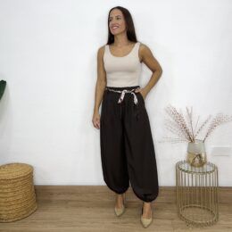 Pantalón bombacho pinzas cinturón pañuelo marrón