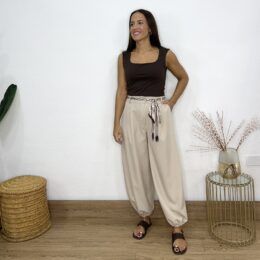 Pantalón bombacho pinzas cinturón pañuelo beige