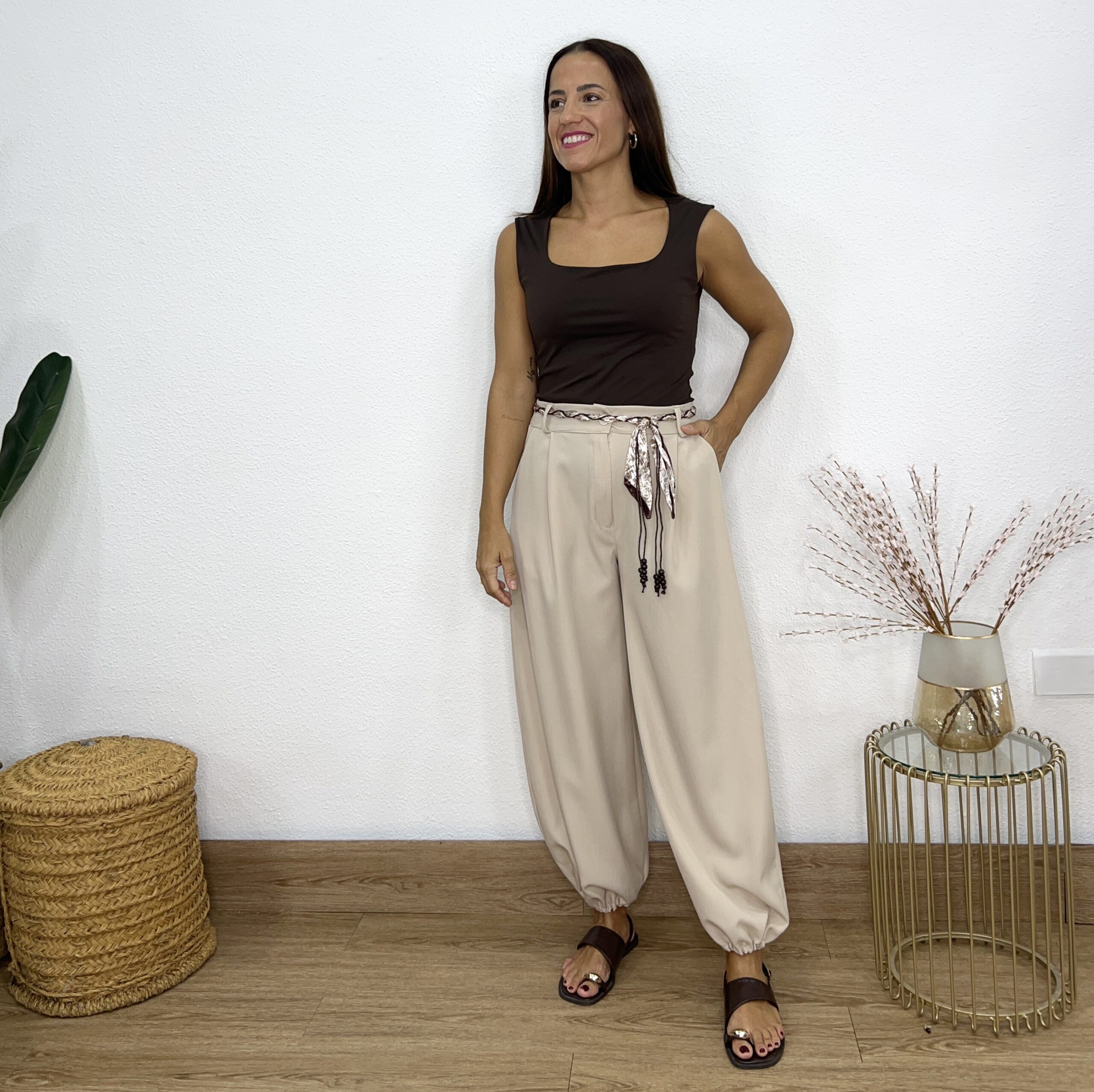 Pantalón bombacho pinzas cinturón pañuelo beige