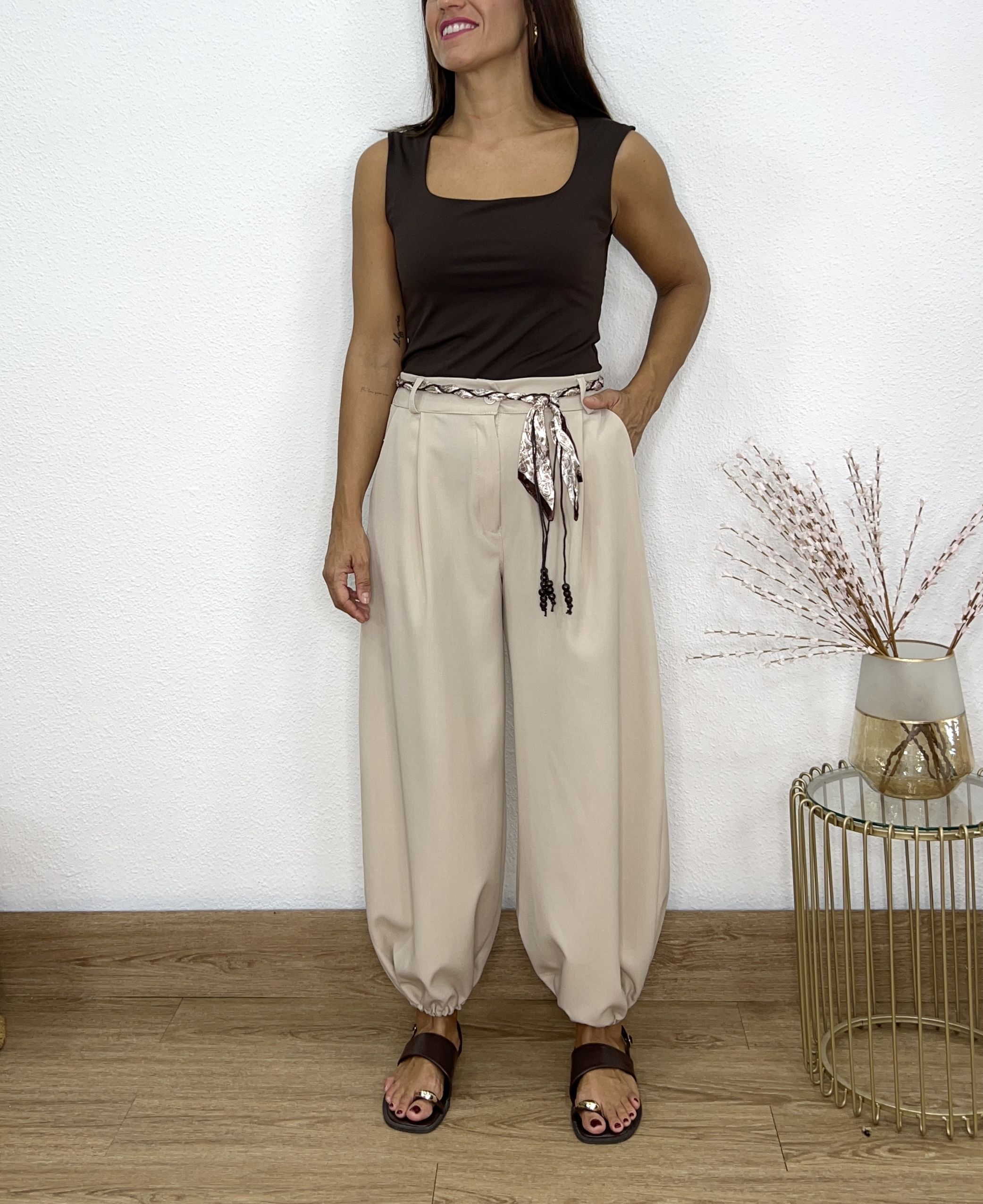 Pantalón bombacho pinzas cinturón pañuelo beige - Imagen 3