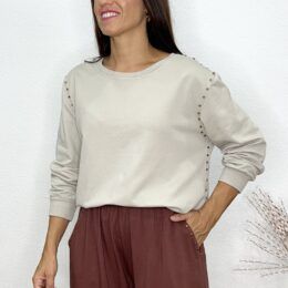 Sudadera tachas laterales beige