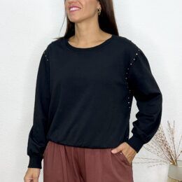 Sudadera tachas laterales negra