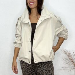 Cazadora bomber cuello subido beige