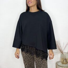 Sudadera asimétrica bajo encaje negra