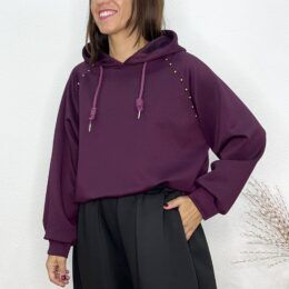 Sudadera capucha tachas berenjena