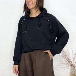 Sudadera capucha tachas negra