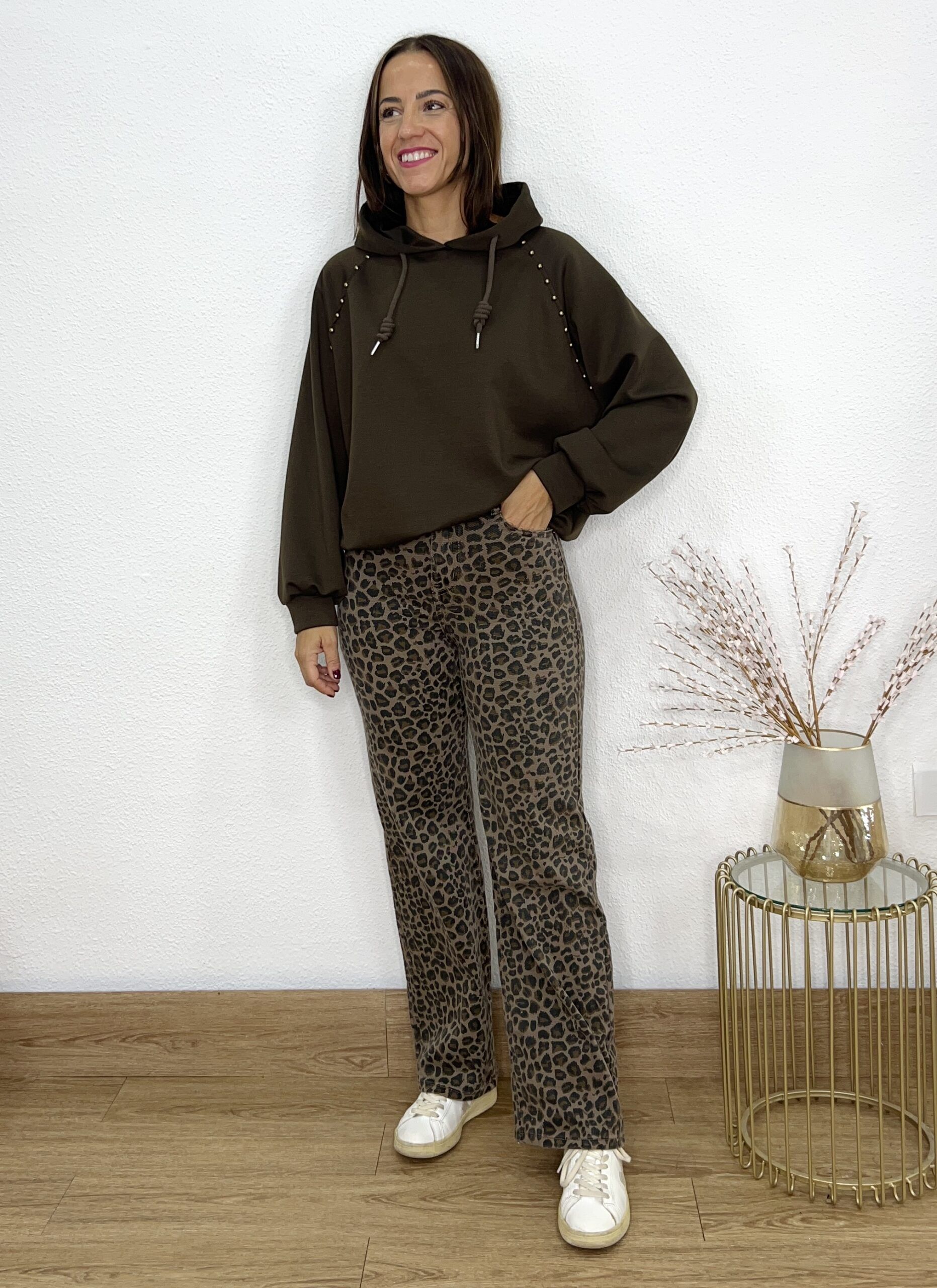 Sudadera capucha tachas marrón - Imagen 2