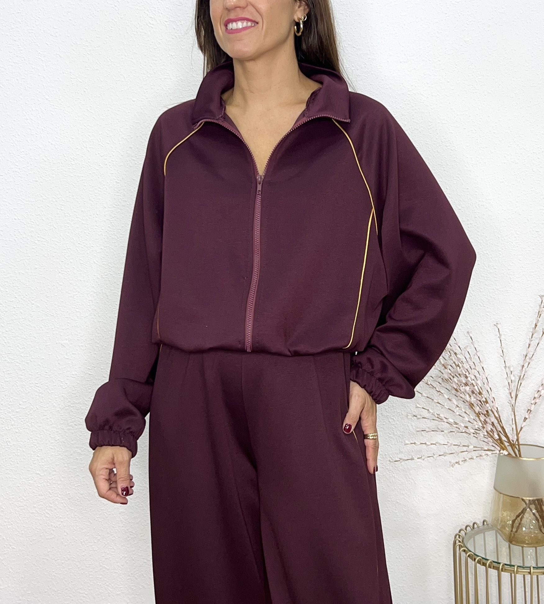 Conjunto sport Burdeos línea dorada - Imagen 2