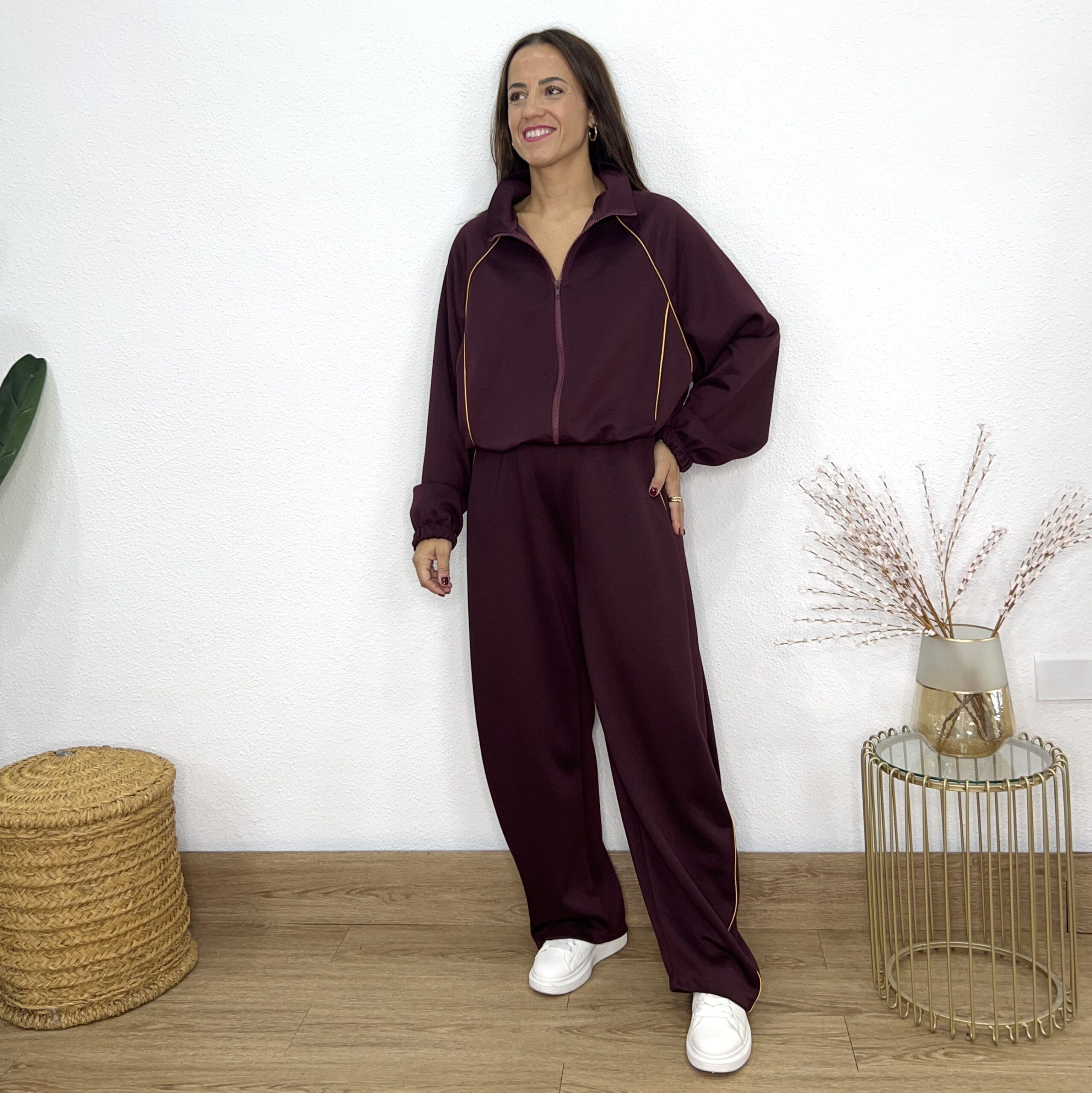 Conjunto sport Burdeos línea dorada
