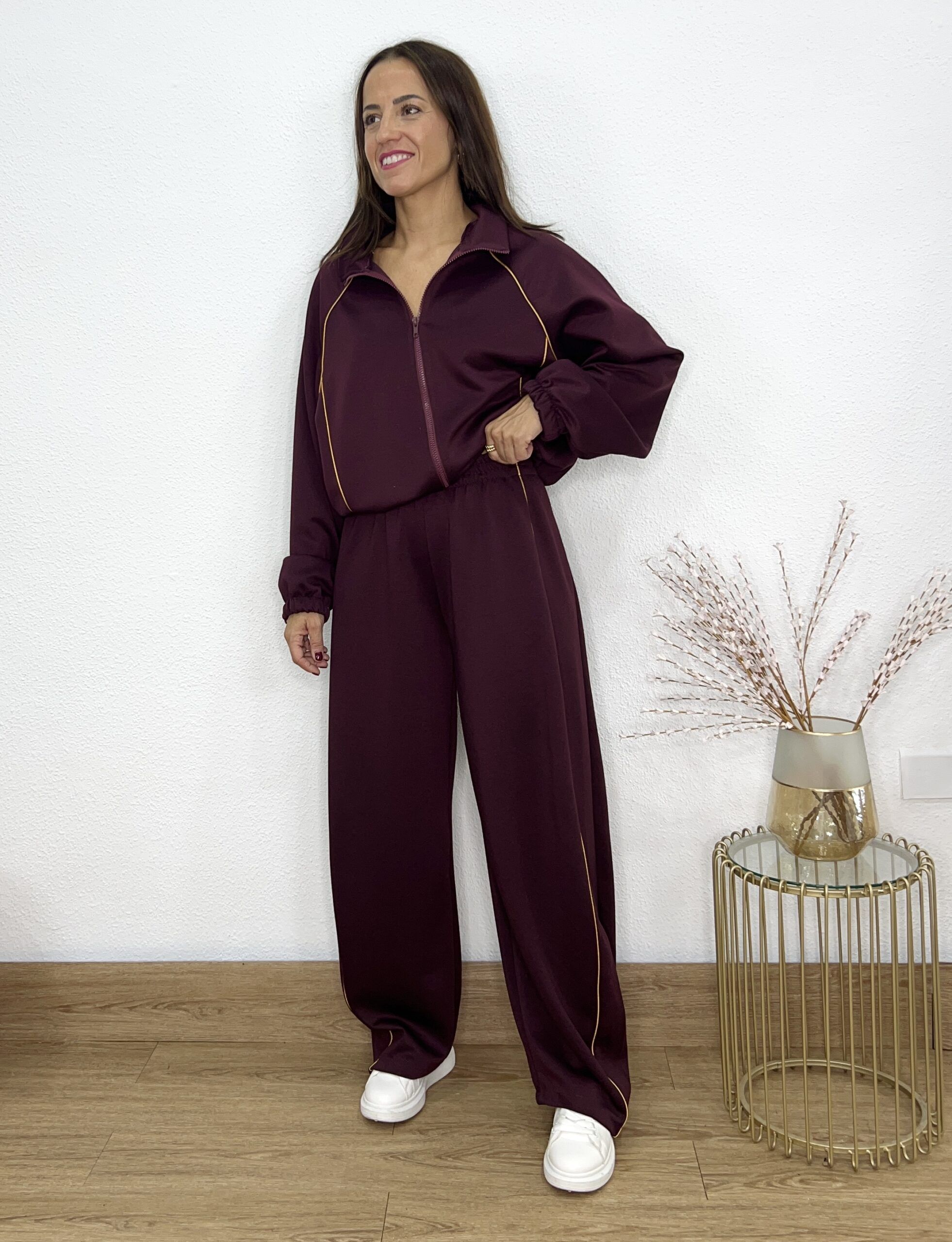 Conjunto sport Burdeos línea dorada - Imagen 3