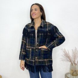 Abrigo cuadros tachas y flecos