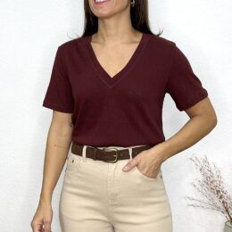 Camiseta escote pico Burdeos